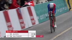 Centimetry od karambolu! Cyklistu málem srazil nepozorný pejskař