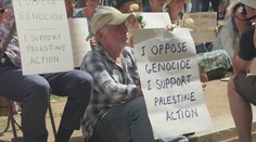 Britská policie zatýkala při protestu proti zákazu organizace Palestine Action