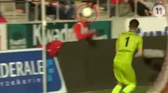 Velký zkrat: Brankář se ohnal po podavači míčů! VIDEO