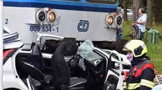 Řidička vjela na přejezdu pod vlak, museli ji vystříhat hasiči, přežila