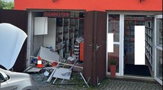 Senior nedobrzdil auto. Prorazil skleněnou výlohu a zranil prodavačku