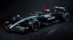 Stříbrné šípy jsou zpět. Mercedes vsadil i na decentní rudou barvu