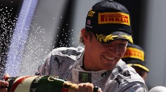 Rosberg vyhrál drama v Silverstonu. Při závodě explodovaly čtyři pneumatiky!