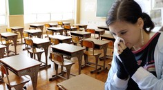 Dívka (13) nemůže chodit do školy, podle lékařů je na ni alergická