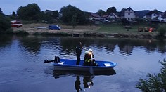 Vodák vyskočil z raftu na Sázavě, hledali ho a on pil v hospodě