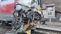 Nehoda na Slovensku: Autobus vezl cestující, smetl ho a zdemoloval vlak