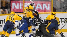 Drsná NHL! Jeden zákrok rozpoutal hromadnou řež, zapojil se i Šustr