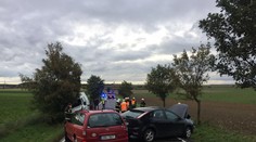 Na Mladoboleslavsku se srazilo pět aut, pro ženu letěl vrtulník