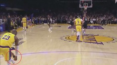 Vyzutá bota? Žádný problém. LeBron James předvedl výstavní smeč