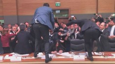 VIDEO: Poslanci se servali jako koně! Létaly papíry, lahve i stoly