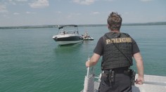 Vodní nádrže lákají plavce i lodě a skútry. Za porušení pravidel hrozí vysoké pokuty