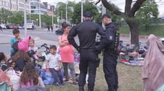 Před brněnským nádražím se usídlila stovka uprchlíků. Ubytování odmítli