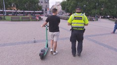 Měli by lidé na koloběžkách povinně nosit helmy? Čísla dávají jasnou odpověď