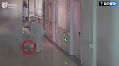 DĚSIVÝ POROD: Holčičku porodila na chodbě, ta ale spadla a zemřela
