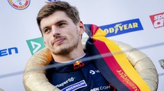 F1 mu nestačí: Verstappen řídil ferrari, soupeře pokořil v první zatáčce