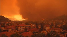 Spálené pole a lesy. Tisíce lidí se snaží uhasit hořící Řecko