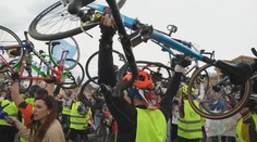 Studenti ze Srbska ujeli na kole 1 300 kilometrů. Protestují tak proti své vládě