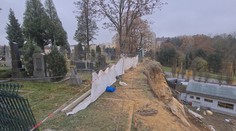 Začala sanace nebezpečného svahu, který ohrožuje návštěvníky hřbitova