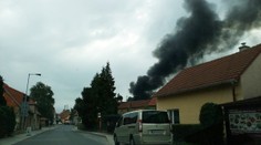 Chata plná plynových lahví hořela v Chýni. Nevycházejte, varovali