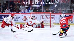 Puk ze zlatého gólu Červenky v aukci. Za kolik se cenný artefakt vydražil?