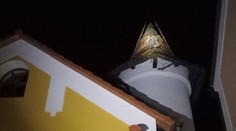 Hotel na Chebsku zasáhla elektrická koule, ze střechy věže nadělala třísky