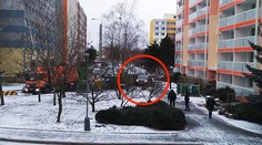 Na sídlišti pravidla neplatí? Řidiči spěchají přes chodník, chodci šílí
