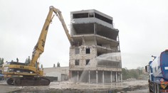 Kontroverzní stavba v Plzni jde k zemi. Budovu obývali bezdomovci a narkomani