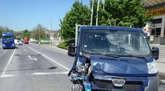 Nehoda vlaku a dodávky blokovala frekventovaný přejezd ve Zlíně