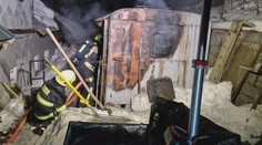 V Krkonoších na sjezdovce shořela maringotka. Dva lidé jsou zranění