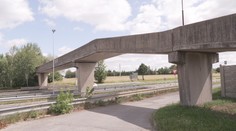 Dvě lávky nad dálnicí D6 mají zmizet. Místní varují před izolací obcí