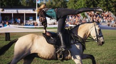 Akrobaticko–koňská podívaná na Prague Playoffs. Přiveze ji Crossack Vaulting