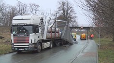 Kamioňák se nevešel pod most. Zablokoval silnici i železnici