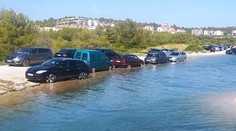 Chorvaté zuří! Líní turisté si dojeli autem až do moře