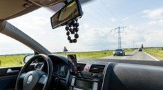 Kontroverzní aplikace mění telefon v palubní kameru. A nabádá řidiče, aby se vzájemně udávali