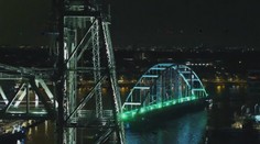 Po řece se plavil 200 metrů dlouhý most, stěhovali ho na nové místo