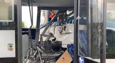 Na Benešovsku se srazil autobus s vlakem. Deset zraněných, jeden těžce