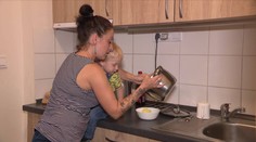 Maminka se synem skončili v azylovém domě. Pomoc potřebuje stále více lidí
