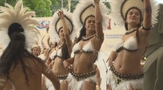 Folklórní festival nadchl diváky. K tanci s exotickými umělci se s chutí přidali