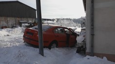 Auto v šílené rychlosti narazilo do domu. Řidič je v kritickém stavu