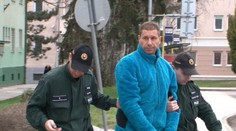 Slovenský učitel přivedl žačku (13) do jiného stavu! Chodil za ní rok!