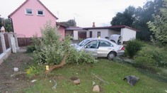 Opilec nezvládl řízení, projel plotem a porazil strom v zahradě