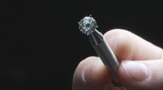 Britové budou vyrábět diamanty ve vesmíru. Brzy do kosmu vypustí první komoru