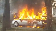 VIDEO: V Jablonci řidič bezmocně sledoval požár svého auty