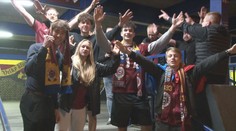 Fanoušci na Letné čekali marně. Autobus nové mistry vyložil jinde