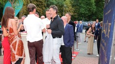 Sportovní hvězdy ve Varech: vysmátý Jágr, elegán Procházka, Limberského žena poodhalila vnady
