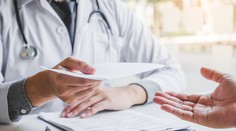 Potvrzení o prodělání covidu nahradí test i očkování. Takto jej získáte