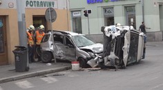 Auto strážníků v Plzni skončilo na boku, zranila se i dívka (12)!