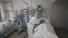 Koronavirus v Česku zabíjí stále víc mladých lidí. Přibývá i obětí ve středním věku