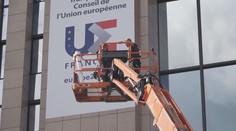 V Bruselu se celý den pracovalo na výzdobě budov Rady Evropské unie