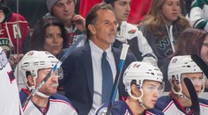 Kouč se omluvil z NHL All-Star Game. Na lavičku ho nepustil pes!